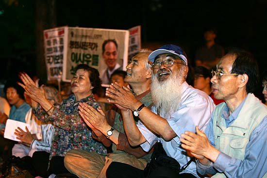 작가의 석방을 촉구하는 촛불이 매일 밝혀지고 있으나 이날 촛불문화제는 다양한 노래공연을 비롯해 시 낭송 등이 이어져 여느 때보다 힘을 돋우는 분위기로 진행됐다. [사진-통일뉴스 김주영 기자]