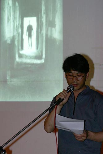 송경동 시인이 2002년 국가보안법 장례식 때 썼던 '꿈이 아닌 날'시를 낭독했다. [사진-통일뉴스 김주영 기자]