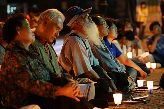 송경동 시인의 시 낭독을 듣는 참가자들의 표정이 어둡다. [사진-통일뉴스 김주영 기자]