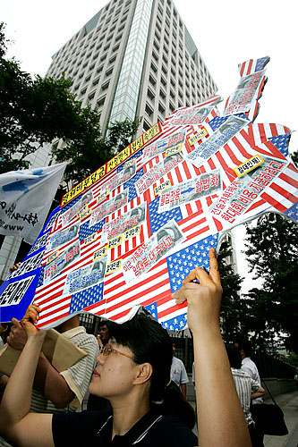 '방위비분담금 산정방식 변경 속셈?'. 기자회견 참가자들이 방위비분담금 산정방식 변경 협의를 비난하는 피켓을 들고 있다. [사진-통일뉴스 김주영 기자]