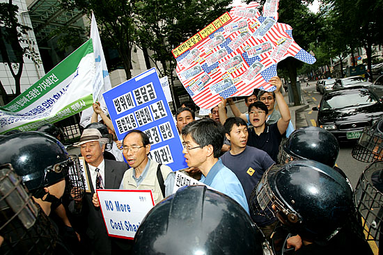 기자회견 참가자들은 당초 외교통상부 장관과 면담을 신청했으나 총무담당관에게 항의서한을 전달했다. 청사에 진입하기 위해 전경과 실랑이를 벌이는 참가자들. [사진-통일뉴스 김주영 기자]