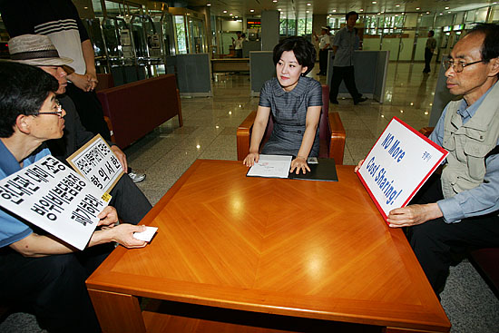 유영재 평통사 미군문제팀장(왼쪽)과 권오헌 민가협양심수후원회 회장(오른쪽)이 기자회견을 마치고 외교통상부 총무담당관(가운데)에게 항의서한을 전달했다. [사진-통일뉴스 김주영 기자]
