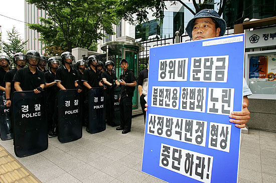 기자회견을 마치고 외교통상부 후문 앞에서 방위비분담금 산정방식 변경을 비난하는 1인시위가 이어졌다. [사진-통일뉴스 김주영 기자]