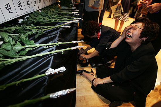 600명의 의문사한 장병들의 영령들 앞에서 아들의 이름을 부르며 오열하던 유가족이 헌화대 앞에 끝내 주저앉았다.[사진-통일뉴스 김주영 기자]