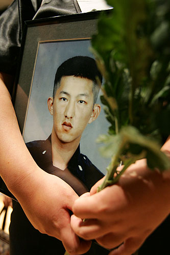 헌화순서를 기다리는 유가족의 손에 의문사한 장병의 영정사진이 들려있다. 2007년 1월 2일까지 군의문사위에 진정 접수된 군의문사사건은 추락사, 돌연사 질병 등을 포함해 600건이다. [사진-통일뉴스 김주영 기자]