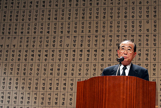 헌화에 앞서 열린 '2007 군.경 의문사 희생자 합동 추모제'에서 이해동 '대통령소속군의문사진상규명위원회'위원장이 추도사를 낭독하고 있다. [사진-통일뉴스 김주영 기자]