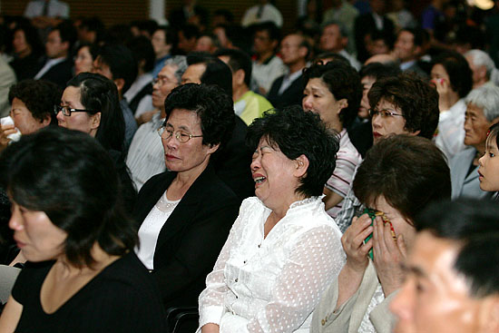 '하늘로 부치는 편지'낭독이 이어지자 합동 추모제에 참석한 유가족들이 오열하고 있다.[사진-통일뉴스 김주영 기자]