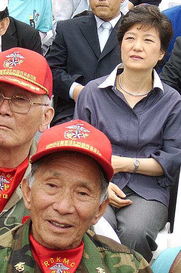 6일 오후 2시 서울시청앞에서 열린 보수단체의 북한 핵폐기를 촉구한 6.6국민대회에 한나라당 박근혜 전 대표가 전역 군인들 사이에 앉아 있다.[사진-통일뉴스 정명진 기자]