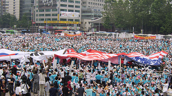 이날 행사는 재향군인회와 청교도 영성훈련원(기독교연합회)가 주최했으며, 3만여명의 기독교신자,재향군인회 회원 등이 모인 가운데 태극기와 미국의 성조기가 나란히 펼쳐졌다.[사진-통일뉴스 정명진 기자]