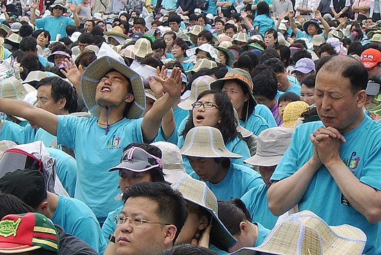 오후 2시, 본대회에 앞서 열린 호국기도회에서 기독교신자들이 열렬히 기도하고 있다. [사진-통일뉴스 정명진 기자]