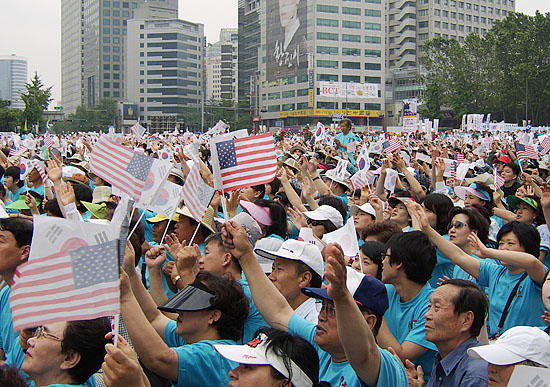 이날도 어김없이 보수단체 회원들은 태극기와 성조기를 함께 흔들었다.[사진-통일뉴스 정명진 기자]