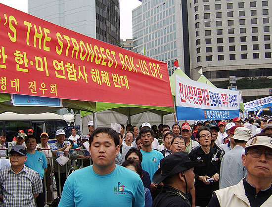 행사장 주변에 붙어 있는 현수막. 이날 보수단체들은 '전시 작전통제권 환수 반대', '한미연합사 해체 반대'등을 주장했다. [사진-통일뉴스 정명진 기자]