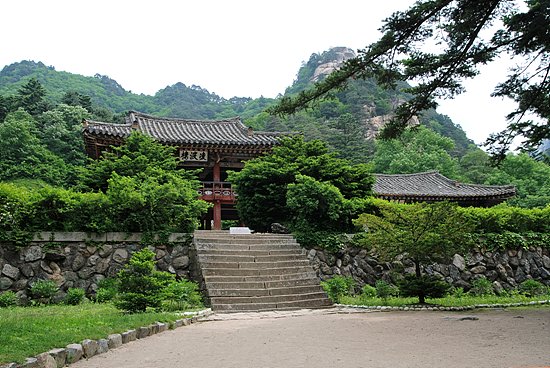 지난 1일부터 내금강 관광길이 일반인에게도 활짝 열려 150명씩 내금강의 절경을 직접 눈으로 확인할 수 있게 되었다. 사진은 일반 관광객이 내금강에 오르는 첫 길목인 표훈사의 모습으로 금강산 4대 사찰중에 한국전쟁으로 유실되지 않고 현존하는 사찰이다. [사진제공-민족21]