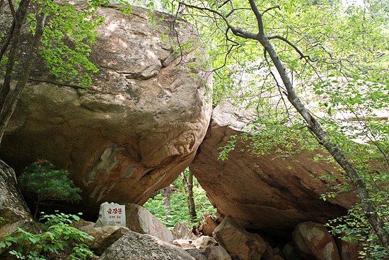 만폭동 입구에 위치한 금강문의 모습. 금강문은 내금강 외에도 외금강 옥류동, 만물상 천선대, 수정봉 삼일포, 해금강 등 금강산 8군데 선경 입구에 자리잡고 있다.[사진제공-민족21]
