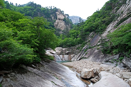외금강의 만물상, 옥류동과 함께 금강산의 3대 절경으로 꼽히는 만폭동 계곡의 모습. [사진제공-민족21]