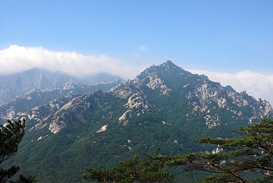 내금강 문필봉에서 바라본 집선연봉의 모습. [사진제공-민족21]