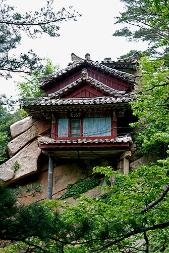 20m가 넘는 절벽에 구리기둥을 받쳐 쇠줄로 바위를 고정시켜 세운 보덕암의 모습. 보덕암은 바람이 심하게 불거나 여러 사람이 올라가면 심하게 움직이나 300년이 지난 지금까지도 기울어짐이 없는 것으로 알려지고 있다. [사진제공-민족21]