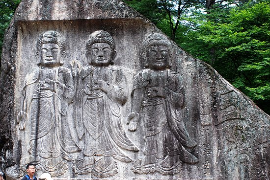 장안사터에서 약2Km가량을 지나면 삼불교를 지나 삼불암의 모습을 볼 수 있다. [사진제공-민족21]