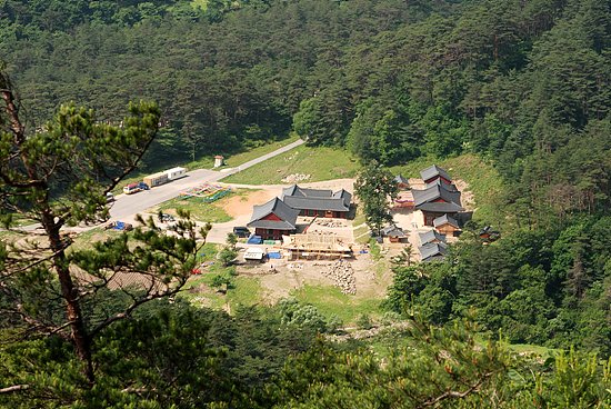 전쟁으로 소실된 신계사는 중창불사가 한창인 모습이다. [사진제공-민족21]