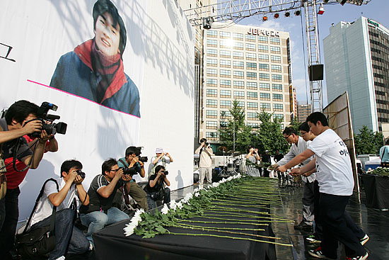 6월 민주항쟁 20주년을 시청 앞 광장에서 다양한 6.10항쟁 기념행사가 열린 가운데 오후 4시 6월 항쟁의 기폭제가 되었던 이한열 열사의 추모제가 열렸다. 사진은 이한열 열사의 고등학교 후배들(광주 진흥고)이 추모제를 헌화하는 모습. [사진-통일뉴스 김주영 기자]