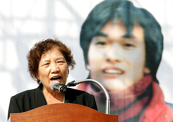 이한열 열사의 어머니 배은심 여사가 추모단상에 올라 발언하고 있다. 배은심 여사는 