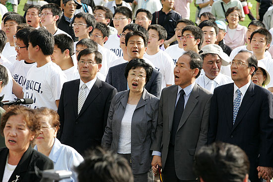 이날 이한열 열사의 추모제에는 장영달 열린우리당 원내대표와 한명숙 총리 등 다양한 정치계 인사들이 참석했다. [사진-통일뉴스 김주영 기자]
