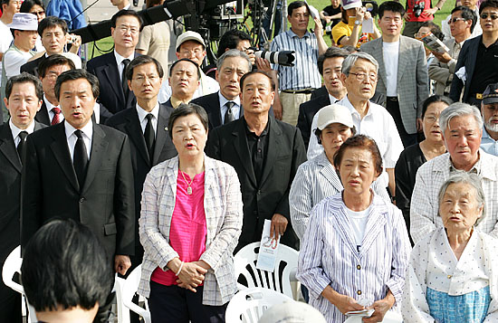 추모제에 참석한 범여권 대선주자들이 아침이슬을 합창하고 있다.[사진-통일뉴스 김주영 기자]