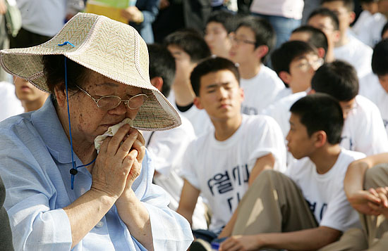 이한열 열사의 추모제에 참석한 전태일 열사의 어머니 이소선 여사가 두손을 모은채 잠시 생각에 잠겨 있다. [사진-통일뉴스 김주영 기자]