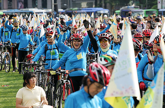 한편, 이날 오전부터 임진각에서 시작된 인간 띠잇기 행사에 참가한 자전거 행렬이 오후 5시경 시청 앞 광장에 도착했다. [사진-통일뉴스 김주영 기자]