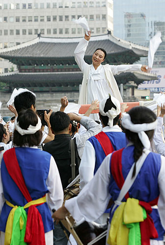 6.10항쟁의 격전지였던 남대문에서 출발한'610명의 해방북춤'행렬이 6월 항쟁 당시 거리에서 민주염원을 담은 춤을 추었던 서울대 이애주 교수와 춤꾼60명과 함께 시청 앞을 향하고 있다.  [사진-통일뉴스 김주영 기자]