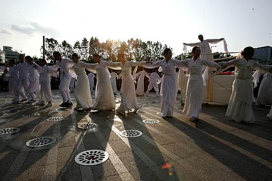 시청 앞 광장에 도착한 이애주 교수의 춤패가 '상생과 평화의 춤'을 추며 당시의 6월의 민주항쟁을 형상화했다. [사진-통일뉴스 김주영 기자]