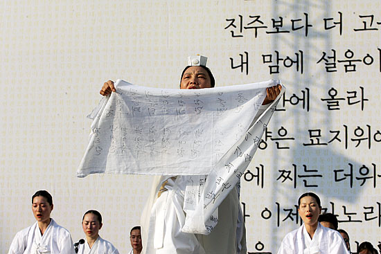 6월항쟁 당시 숱하게 거리에서 민주염원을 담은 춤을 추었던 이애주 서울대 교수가 민주열사들의 이름을 읽어 내려가고 있다. [사진-통일뉴스 김주영 기자]