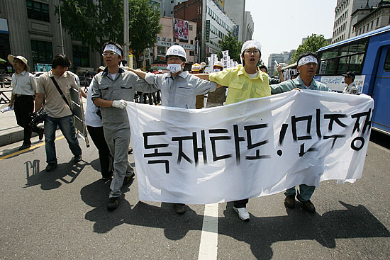 6월항쟁 20주년을 맞은 10일 '6월항쟁 20주년 계승 범국민대행진'행렬이 시청을 출발해 남대문을 거쳐 명동으로 향하는 가운데 당시 노동자들의 행진이 재현되고 있다. [사진-통일뉴스 김주영 기자]