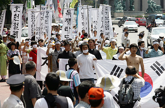 20년전 외쳤던 '호헌철폐','독재타도'구호를 외치며 행진대오가 명동으로 향하고 있다. [사진-통일뉴스 김주영 기자]