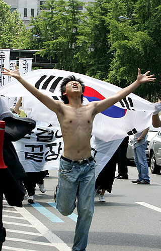 6월 항쟁의 상징과 같은 사진이 된 '아!나의 조국'을 재현한 퍼포먼스가 진행됐다. [사진-통일뉴스 김주영 기자]