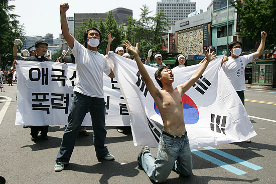 6월 항쟁의 격전지였던 남대문 시장 인근에서 퍼포먼스를 벌이고 있는 행렬 참가자들. [사진-통일뉴스 김주영 기자]