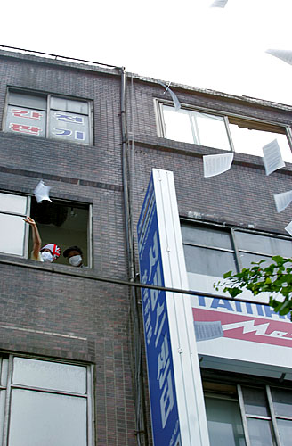 6월항쟁 당시 수없이 흩날려던 민주화의 열망을 담은 유인물이 시민들 위로 뿌려졌다.[사진-통일뉴스 김주영 기자]