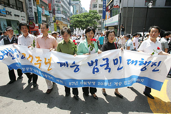 행렬의 선두가 명동성당 앞 거리로 들어서고 있다. [사진-통일뉴스 김주영 기자]
