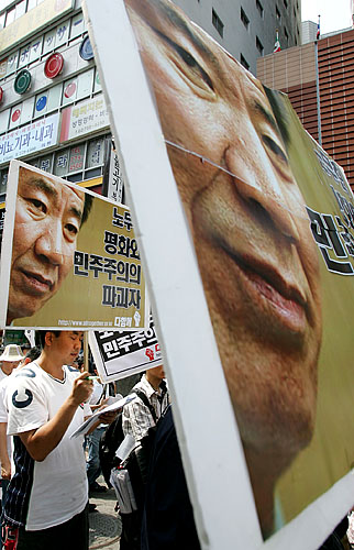 이날 행진에는 노무현 정부를 향한 분노가 담긴 피켓이 다수 등장했다. [사진-통일뉴스 김주영 기자]