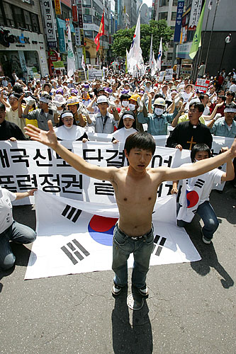 '다시 외치는 그날의 구호'. 명동성동 앞에 도착한 행렬이 당시 외쳤던 '호헌철폐','독재타도'를 외쳤다. [사진-통일뉴스 김주영 기자]