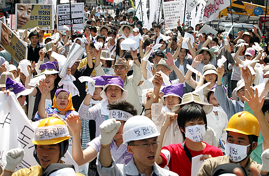 휴지를 흩날리며 6월항쟁 당시를 재현하는 참가자들. [사진-통일뉴스 김주영 기자]