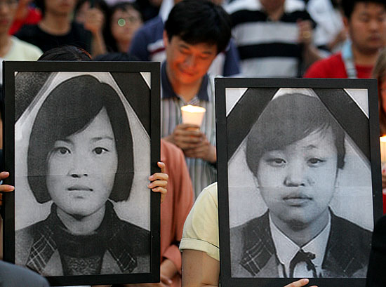 주한미군의 장갑차에 목숨을 잃은 故신효순, 심미선 양의 5주기 추모문화제가 13일 오후 광화문 청계광장에서 열렸다.고인들의 영정사진을 든 참가자들. [사진-통일뉴스 김주영 기자]