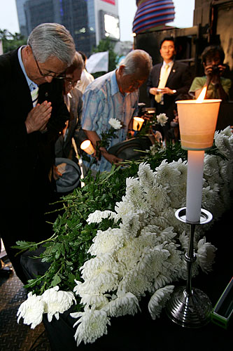 고인들의 영정 앞에 선 참가자들. [사진-통일뉴스 김주영 기자]