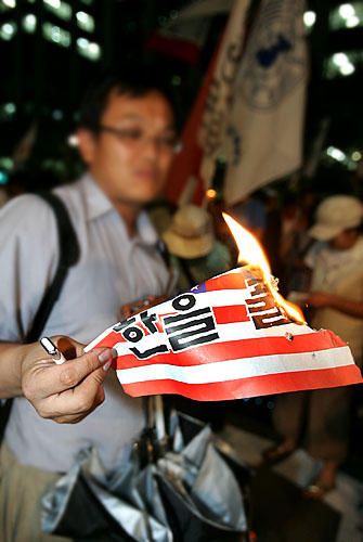 추모 문화제를 마친 참가자들은 '효순이,미선이의 한을 풀자'구호가 새겨진 성조기를 불태우는 상징의식을 진행했다. [사진-통일뉴스 김주영 기자]
