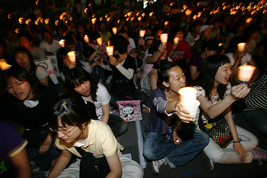 '효순이와 미선이의 한을 풀자'촛불을 들고 구호를 힘차게 외치는 참가자들. [사진-통일뉴스 김주영 기자]