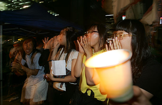 추모 촛불문화제에 참석한 청소년참가자들.[사진-통일뉴스 김주영 기자]