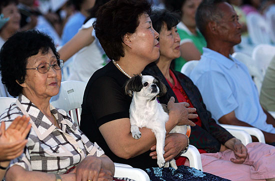 강아지도 의젓하게 공연관람. [사진-통일뉴스 김주영 기자]