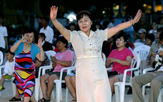연변 주민의 '휘파람' 노래에 더위를 잊은 채 어깨춤을 추는 주민들. [사진-통일뉴스 김주영 기자]