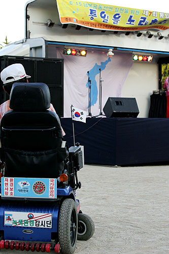 '해병대전우회'소속 주민도 통일노래자랑 관람중. [사진-통일뉴스 김주영 기자]