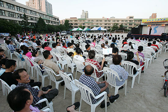 행사가 열린 구로중학교 운동장을 채운 주민들. [사진-통일뉴스 김주영 기자]